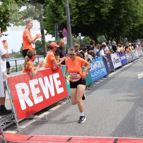 15.06.2025 - REWE Women's Run Strokosch-Dieckow http://msf.ph/oto/7931936 15.06.2025 11:01:09 Ziel 5230, 5293, 5655 meine-sportfotos.de