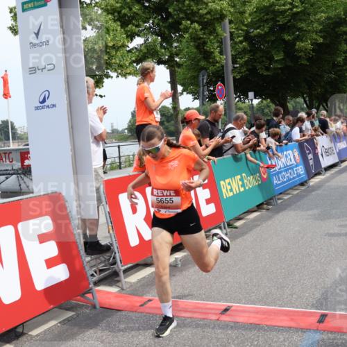 15.06.2025 - REWE Women's Run Strokosch-Dieckow http://msf.ph/oto/7931937 15.06.2025 11:01:10 Ziel 5230, 5293, 5655 meine-sportfotos.de
