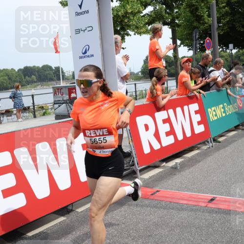 15.06.2025 - REWE Women's Run Strokosch-Dieckow http://msf.ph/oto/7931939 15.06.2025 11:01:10 Ziel 5230, 5293, 5655 meine-sportfotos.de