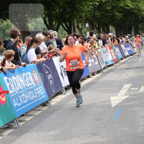 15.06.2025 - REWE Women's Run Strokosch-Dieckow http://msf.ph/oto/7931940 15.06.2025 11:01:12 Ziel 5230, 5293, 5655 meine-sportfotos.de