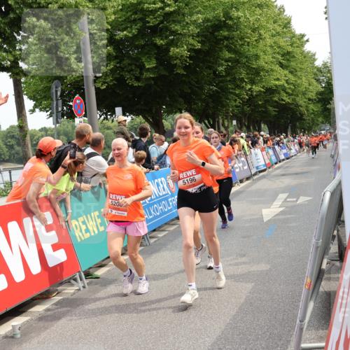 15.06.2025 - REWE Women's Run Strokosch-Dieckow http://msf.ph/oto/7931950 15.06.2025 11:01:23 Ziel 5196, 5208, 5498, 5579 meine-sportfotos.de