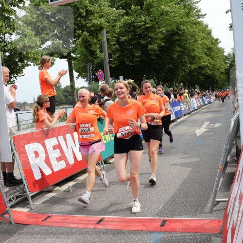 15.06.2025 - REWE Women's Run Strokosch-Dieckow http://msf.ph/oto/7931951 15.06.2025 11:01:23 Ziel 5196, 5208, 5498, 5579 meine-sportfotos.de