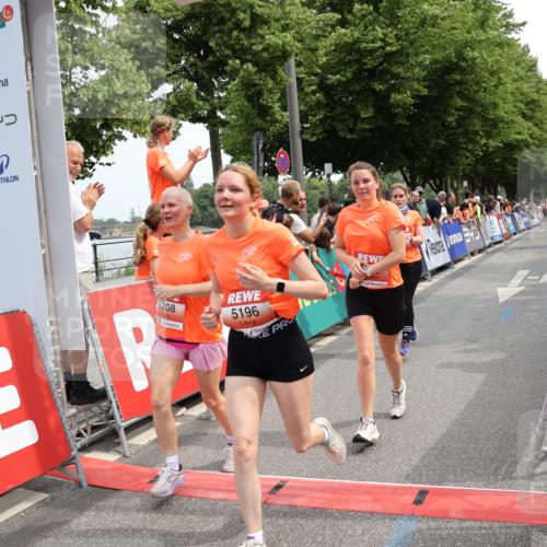 15.06.2025 - REWE Women's Run Strokosch-Dieckow http://msf.ph/oto/7931953 15.06.2025 11:01:24 Ziel 5196, 5208, 5498, 5579 meine-sportfotos.de