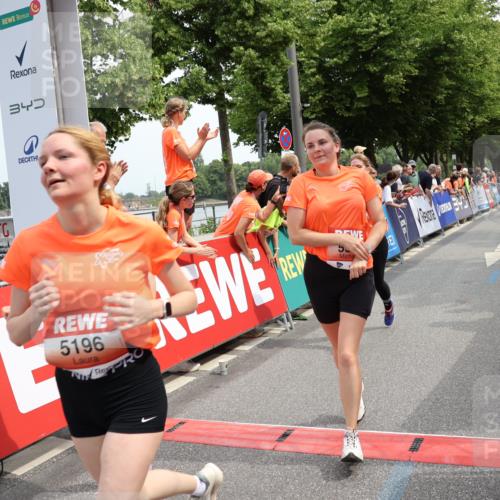 15.06.2025 - REWE Women's Run Strokosch-Dieckow http://msf.ph/oto/7931954 15.06.2025 11:01:24 Ziel 5196, 5208, 5498, 5579 meine-sportfotos.de