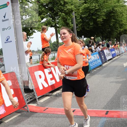 15.06.2025 - REWE Women's Run Strokosch-Dieckow http://msf.ph/oto/7931956 15.06.2025 11:01:24 Ziel 5196, 5208, 5498, 5579 meine-sportfotos.de