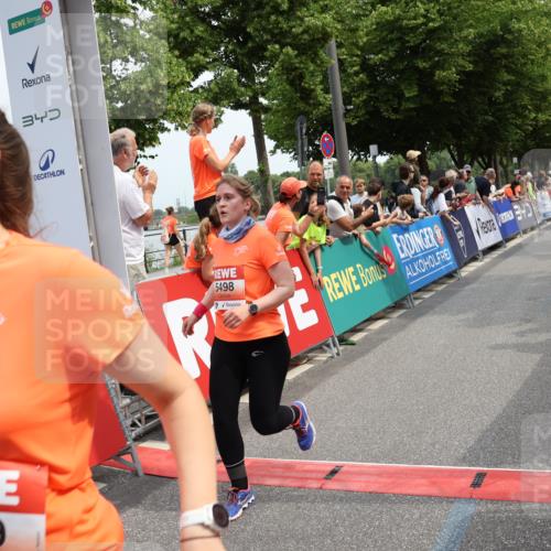 15.06.2025 - REWE Women's Run Strokosch-Dieckow http://msf.ph/oto/7931957 15.06.2025 11:01:25 Ziel 5196, 5208, 5498, 5579 meine-sportfotos.de