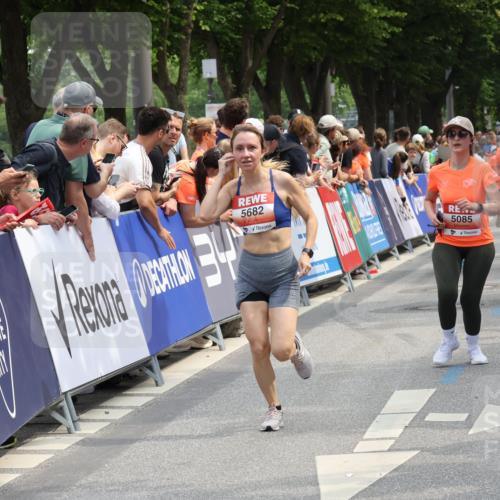 15.06.2025 - REWE Women's Run Strokosch-Dieckow http://msf.ph/oto/7931959 15.06.2025 11:01:30 Ziel 5085, 5196, 5208, 5498, 5579, 5682 meine-sportfotos.de