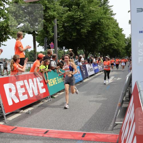 15.06.2025 - REWE Women's Run Strokosch-Dieckow http://msf.ph/oto/7931962 15.06.2025 11:01:33 Ziel 5085, 5086, 5616, 5635, 5682 meine-sportfotos.de