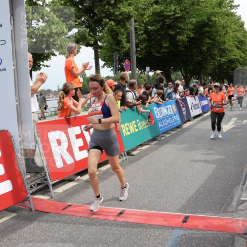 15.06.2025 - REWE Women's Run Strokosch-Dieckow http://msf.ph/oto/7931963 15.06.2025 11:01:33 Ziel 5085, 5086, 5616, 5635, 5682 meine-sportfotos.de