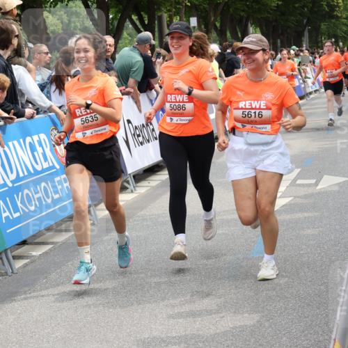 15.06.2025 - REWE Women's Run Strokosch-Dieckow http://msf.ph/oto/7931971 15.06.2025 11:01:36 Ziel 5085, 5086, 5115, 5616, 5635, 5682 meine-sportfotos.de
