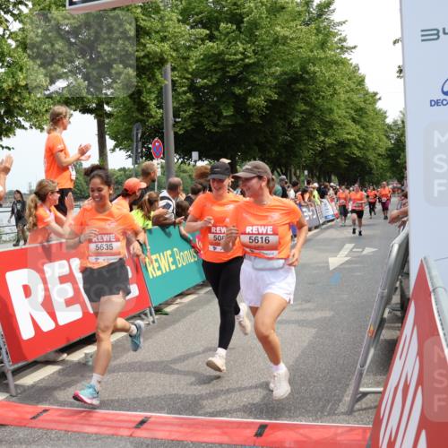 15.06.2025 - REWE Women's Run Strokosch-Dieckow http://msf.ph/oto/7931974 15.06.2025 11:01:38 Ziel 5085, 5086, 5099, 5115, 5120, 5186, 5616, 5635, 5682 meine-sportfotos.de