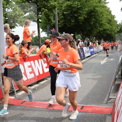 15.06.2025 - REWE Women's Run Strokosch-Dieckow http://msf.ph/oto/7931976 15.06.2025 11:01:38 Ziel 5085, 5086, 5099, 5115, 5120, 5186, 5616, 5635, 5682 meine-sportfotos.de