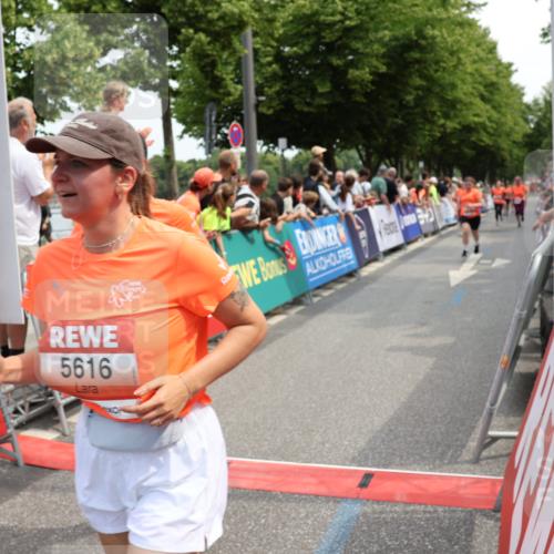 15.06.2025 - REWE Women's Run Strokosch-Dieckow http://msf.ph/oto/7931977 15.06.2025 11:01:38 Ziel 5085, 5086, 5099, 5115, 5120, 5186, 5616, 5635, 5682 meine-sportfotos.de
