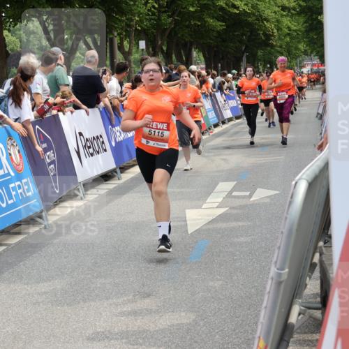 15.06.2025 - REWE Women's Run Strokosch-Dieckow http://msf.ph/oto/7931979 15.06.2025 11:01:39 Ziel 5085, 5086, 5099, 5115, 5120, 5186, 5616, 5635, 5682 meine-sportfotos.de