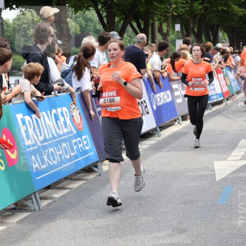 15.06.2025 - REWE Women's Run Strokosch-Dieckow http://msf.ph/oto/7931986 15.06.2025 11:01:42 Ziel 5085, 5086, 5099, 5115, 5120, 5186, 5205, 5299, 5616, 5625, 5635 meine-sportfotos.de