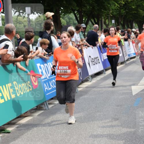 15.06.2025 - REWE Women's Run Strokosch-Dieckow http://msf.ph/oto/7931988 15.06.2025 11:01:42 Ziel 5085, 5086, 5099, 5115, 5120, 5186, 5205, 5299, 5616, 5625, 5635 meine-sportfotos.de