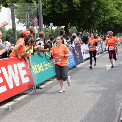 15.06.2025 - REWE Women's Run Strokosch-Dieckow http://msf.ph/oto/7931989 15.06.2025 11:01:43 Ziel 5068, 5071, 5086, 5099, 5115, 5120, 5186, 5205, 5299, 5616, 5625, 5635 meine-sportfotos.de