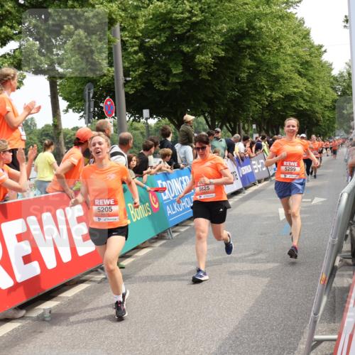 15.06.2025 - REWE Women's Run Strokosch-Dieckow http://msf.ph/oto/7931997 15.06.2025 11:01:46 Ziel 5043, 5068, 5071, 5099, 5115, 5120, 5186, 5205, 5299, 5360, 5361, 5625, 5637 meine-sportfotos.de