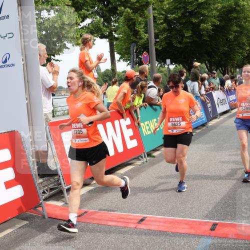 15.06.2025 - REWE Women's Run Strokosch-Dieckow http://msf.ph/oto/7931999 15.06.2025 11:01:47 Ziel 5043, 5068, 5071, 5099, 5115, 5120, 5186, 5205, 5299, 5360, 5361, 5625, 5637 meine-sportfotos.de