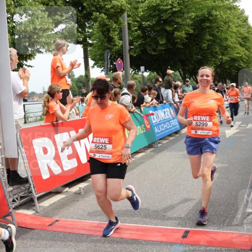 15.06.2025 - REWE Women's Run Strokosch-Dieckow http://msf.ph/oto/7932000 15.06.2025 11:01:47 Ziel 5043, 5068, 5071, 5099, 5115, 5120, 5186, 5205, 5299, 5360, 5361, 5625, 5637 meine-sportfotos.de