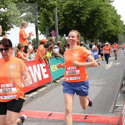 15.06.2025 - REWE Women's Run Strokosch-Dieckow http://msf.ph/oto/7932002 15.06.2025 11:01:47 Ziel 5043, 5068, 5071, 5099, 5115, 5120, 5186, 5205, 5299, 5360, 5361, 5625, 5637 meine-sportfotos.de