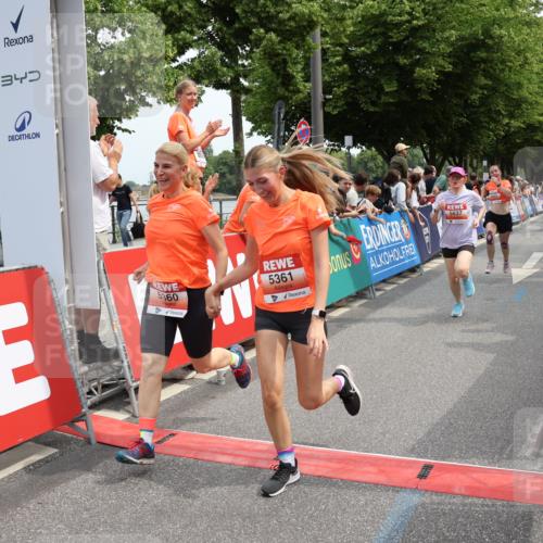 15.06.2025 - REWE Women's Run Strokosch-Dieckow http://msf.ph/oto/7932013 15.06.2025 11:01:51 Ziel 5043, 5068, 5071, 5099, 5120, 5205, 5299, 5360, 5361, 5389, 5625, 5637 meine-sportfotos.de