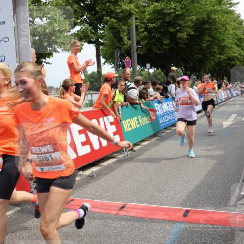 15.06.2025 - REWE Women's Run Strokosch-Dieckow http://msf.ph/oto/7932014 15.06.2025 11:01:51 Ziel 5043, 5068, 5071, 5099, 5120, 5205, 5299, 5360, 5361, 5389, 5625, 5637 meine-sportfotos.de