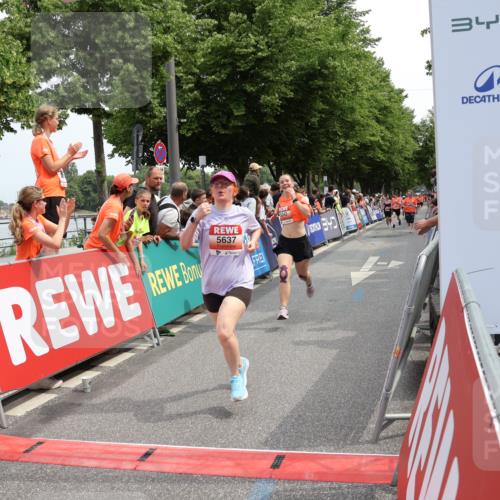 15.06.2025 - REWE Women's Run Strokosch-Dieckow http://msf.ph/oto/7932016 15.06.2025 11:01:52 Ziel 5043, 5068, 5071, 5205, 5299, 5360, 5361, 5389, 5542, 5625, 5637 meine-sportfotos.de