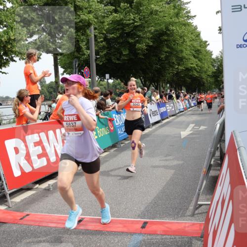 15.06.2025 - REWE Women's Run Strokosch-Dieckow http://msf.ph/oto/7932018 15.06.2025 11:01:52 Ziel 5043, 5068, 5071, 5205, 5299, 5360, 5361, 5389, 5542, 5625, 5637 meine-sportfotos.de