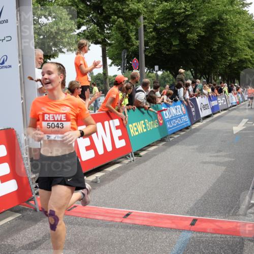15.06.2025 - REWE Women's Run Strokosch-Dieckow http://msf.ph/oto/7932021 15.06.2025 11:01:53 Ziel 5043, 5068, 5071, 5205, 5299, 5360, 5361, 5389, 5542, 5625, 5637 meine-sportfotos.de