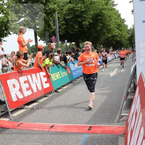 15.06.2025 - REWE Women's Run Strokosch-Dieckow http://msf.ph/oto/7932027 15.06.2025 11:01:58 Ziel 5043, 5128, 5302, 5360, 5361, 5389, 5542, 5549, 5566, 5637 meine-sportfotos.de