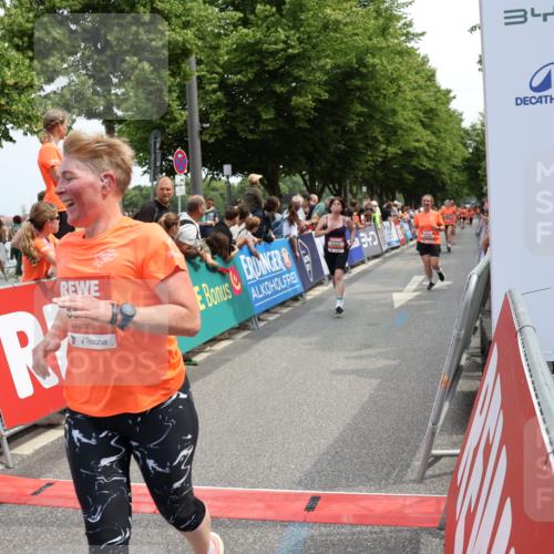 15.06.2025 - REWE Women's Run Strokosch-Dieckow http://msf.ph/oto/7932036 15.06.2025 11:01:59 Ziel 5043, 5128, 5302, 5389, 5542, 5549, 5566, 5609, 5637 meine-sportfotos.de