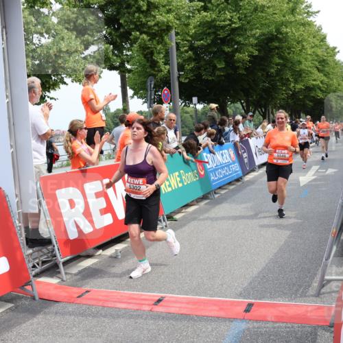 15.06.2025 - REWE Women's Run Strokosch-Dieckow http://msf.ph/oto/7932042 15.06.2025 11:02:01 Ziel 5128, 5302, 5389, 5536, 5542, 5549, 5566, 5609 meine-sportfotos.de