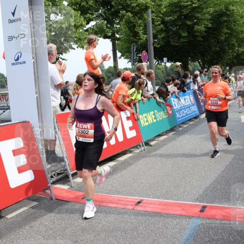 15.06.2025 - REWE Women's Run Strokosch-Dieckow http://msf.ph/oto/7932047 15.06.2025 11:02:01 Ziel 5128, 5302, 5389, 5536, 5542, 5549, 5566, 5609 meine-sportfotos.de