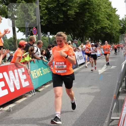 15.06.2025 - REWE Women's Run Strokosch-Dieckow http://msf.ph/oto/7932050 15.06.2025 11:02:02 Ziel 5128, 5302, 5389, 5489, 5536, 5542, 5549, 5566, 5609 meine-sportfotos.de