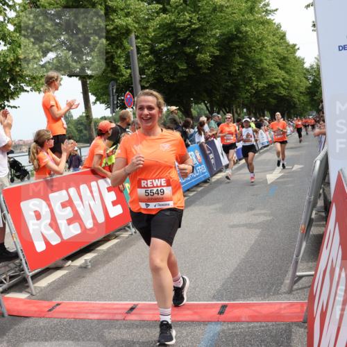 15.06.2025 - REWE Women's Run Strokosch-Dieckow http://msf.ph/oto/7932052 15.06.2025 11:02:02 Ziel 5128, 5302, 5389, 5489, 5536, 5542, 5549, 5566, 5609 meine-sportfotos.de