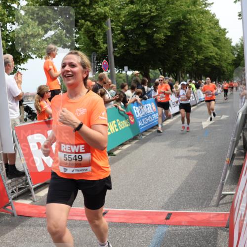 15.06.2025 - REWE Women's Run Strokosch-Dieckow http://msf.ph/oto/7932056 15.06.2025 11:02:02 Ziel 5128, 5302, 5389, 5489, 5536, 5542, 5549, 5566, 5609 meine-sportfotos.de