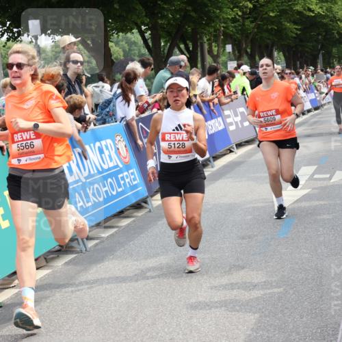 15.06.2025 - REWE Women's Run Strokosch-Dieckow http://msf.ph/oto/7932059 15.06.2025 11:02:03 Ziel 5128, 5302, 5389, 5489, 5536, 5542, 5549, 5566, 5609 meine-sportfotos.de