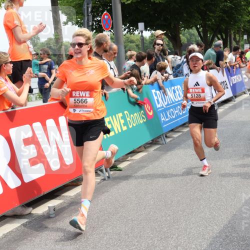 15.06.2025 - REWE Women's Run Strokosch-Dieckow http://msf.ph/oto/7932062 15.06.2025 11:02:03 Ziel 5128, 5302, 5389, 5489, 5536, 5542, 5549, 5566, 5609 meine-sportfotos.de