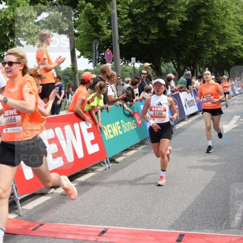 15.06.2025 - REWE Women's Run Strokosch-Dieckow http://msf.ph/oto/7932066 15.06.2025 11:02:04 Ziel 5128, 5302, 5389, 5489, 5536, 5542, 5549, 5566, 5609 meine-sportfotos.de