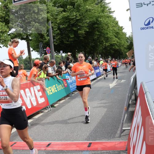 15.06.2025 - REWE Women's Run Strokosch-Dieckow http://msf.ph/oto/7932075 15.06.2025 11:02:05 Ziel 5128, 5302, 5489, 5536, 5542, 5549, 5566, 5609 meine-sportfotos.de
