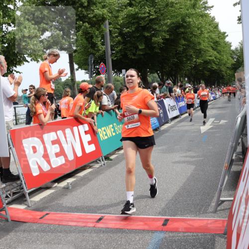 15.06.2025 - REWE Women's Run Strokosch-Dieckow http://msf.ph/oto/7932079 15.06.2025 11:02:05 Ziel 5128, 5302, 5489, 5536, 5542, 5549, 5566, 5609 meine-sportfotos.de