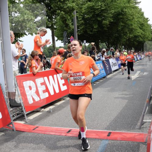 15.06.2025 - REWE Women's Run Strokosch-Dieckow http://msf.ph/oto/7932083 15.06.2025 11:02:05 Ziel 5128, 5302, 5489, 5536, 5542, 5549, 5566, 5609 meine-sportfotos.de