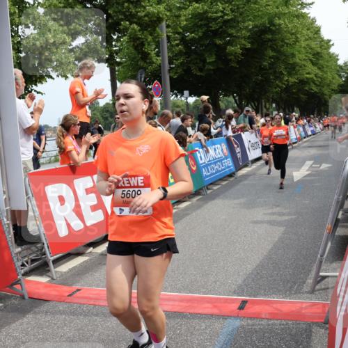 15.06.2025 - REWE Women's Run Strokosch-Dieckow http://msf.ph/oto/7932086 15.06.2025 11:02:06 Ziel 5090, 5128, 5302, 5489, 5536, 5549, 5566, 5609 meine-sportfotos.de
