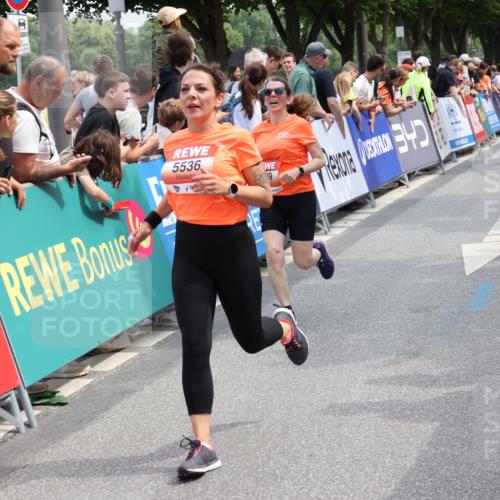 15.06.2025 - REWE Women's Run Strokosch-Dieckow http://msf.ph/oto/7932088 15.06.2025 11:02:07 Ziel 5090, 5128, 5302, 5489, 5536, 5549, 5566, 5609 meine-sportfotos.de