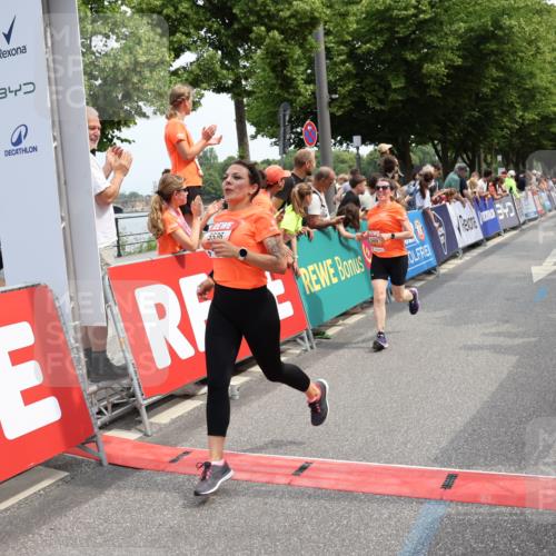 15.06.2025 - REWE Women's Run Strokosch-Dieckow http://msf.ph/oto/7932091 15.06.2025 11:02:07 Ziel 5090, 5128, 5302, 5489, 5536, 5549, 5566, 5609 meine-sportfotos.de