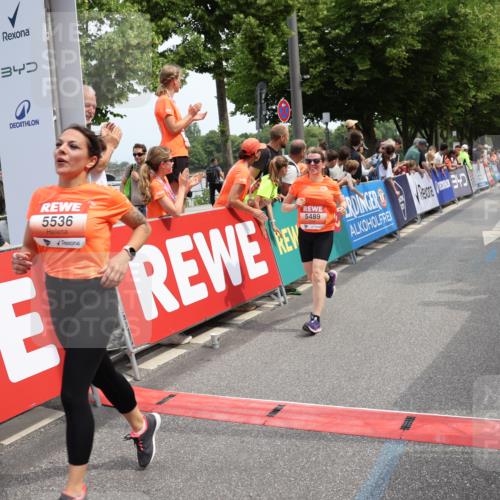 15.06.2025 - REWE Women's Run Strokosch-Dieckow http://msf.ph/oto/7932093 15.06.2025 11:02:08 Ziel 5090, 5128, 5489, 5536, 5549, 5566, 5609 meine-sportfotos.de