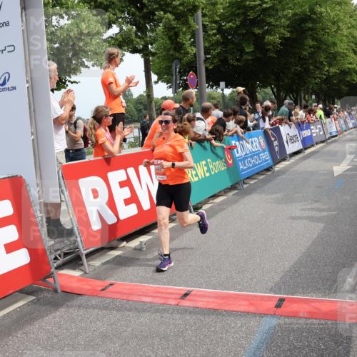 15.06.2025 - REWE Women's Run Strokosch-Dieckow http://msf.ph/oto/7932097 15.06.2025 11:02:08 Ziel 5090, 5128, 5489, 5536, 5549, 5566, 5609 meine-sportfotos.de