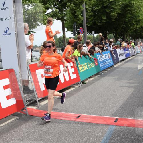 15.06.2025 - REWE Women's Run Strokosch-Dieckow http://msf.ph/oto/7932100 15.06.2025 11:02:08 Ziel 5090, 5128, 5489, 5536, 5549, 5566, 5609 meine-sportfotos.de