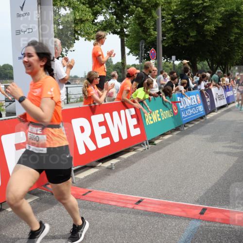 15.06.2025 - REWE Women's Run Strokosch-Dieckow http://msf.ph/oto/7932115 15.06.2025 11:02:13 Ziel 5051, 5090, 5130, 5220, 5221, 5434, 5436, 5489, 5510, 5536 meine-sportfotos.de